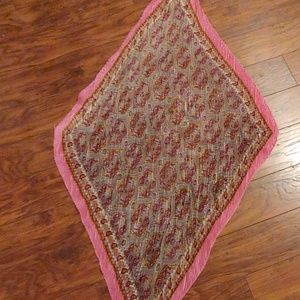 Scarf with sophisticated crinkled material